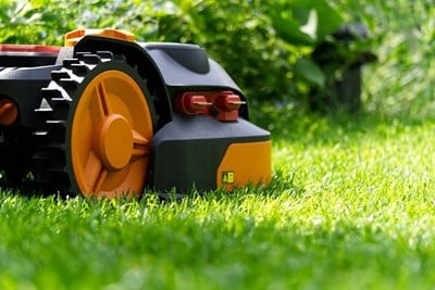 Køb en robotplæneklipper og spar tid på at klippe græsset