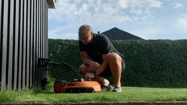 Billede af indehaveren af Robotland.dk med sin robotplæneklipper