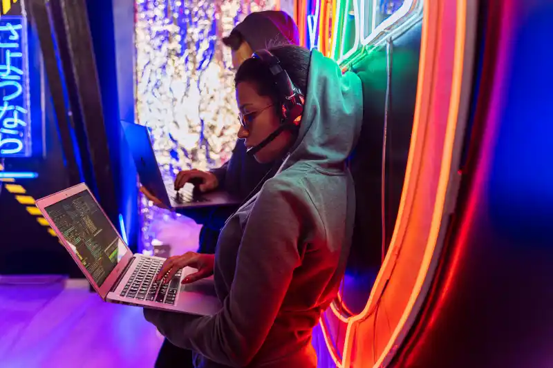 pige med headset og laptop